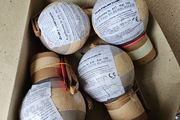 ME Effekte Großfeuerwerkverkauf Ellwangen, Ostalbkreis. Nur an Erlaubnisinhaber! 
Zink-Feuerwerk, JGWB, Startrade, Nico, ABA, Blackboxx, etc