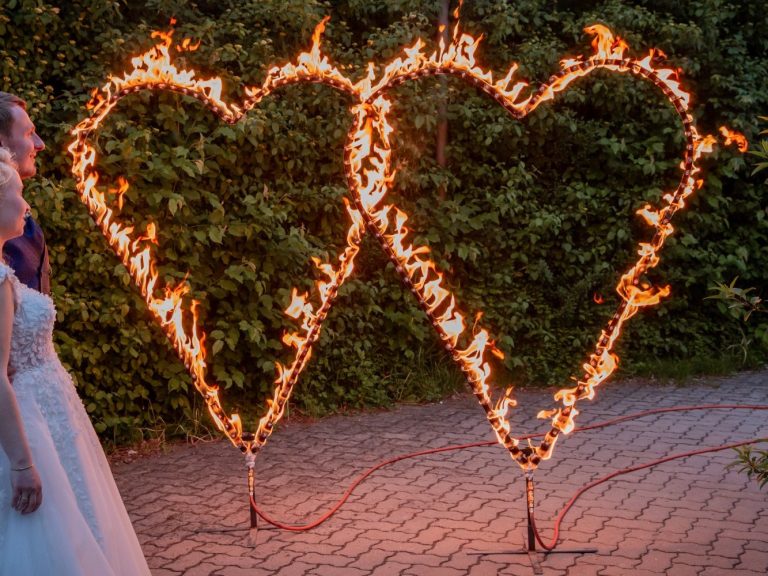 Brennende Herzen von ME Effekte Ellwangen, Ostalbkreis Gasbetrieben Brennende Herzen für Hochzeiten oder Heiratsanträge von ME Effekte Ellwangen, Ostalbkreis. Gasbetrieben oder mit brennbaren Flüssigkeiten